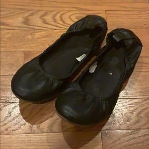 Stretchy black flats